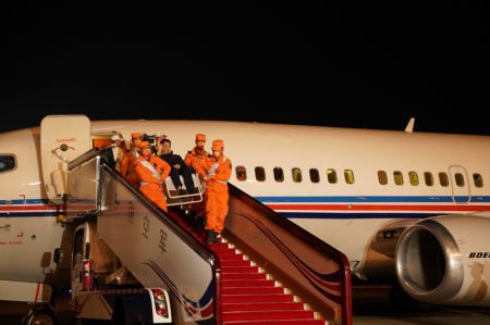 (miniature) L'astronaute Nie Haisheng salue la foule à son arrivée à Beijing