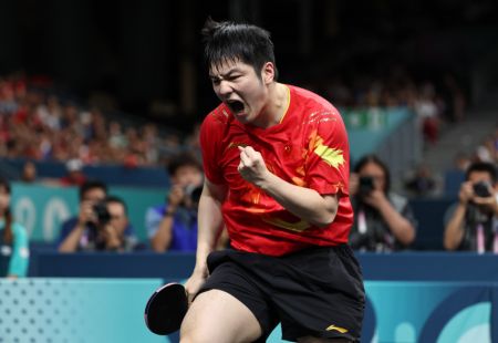 (miniature) Le Chinois Fan Zhendong célèbre sa victoire après avoir remporté la finale du simple hommes de tennis de table face au Suédois Truls Moregard aux Jeux Olympique de Paris 2024 à Paris