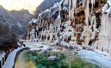 (miniature) Des gens admirent les chutes d'eau gelée de la montagne de Yuntai