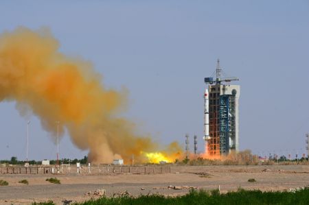 (miniature) Une fus&eacute;e porteuse Longue Marche-2C d&eacute;colle depuis le Centre de lancement de satellites de Jiuquan