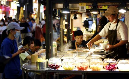 (miniature) Des gens mangent dans un stand de nourriture à Xi'an
