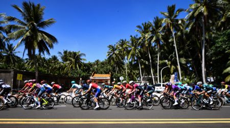 (miniature) Des cyclistes lors de la première journée du 15e Tour cycliste de l'île de Hainan à Qionghai