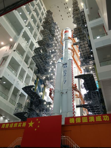 (miniature) La combinaison du vaisseau cargo Tianzhou-7 et d'une fusée porteuse Longue Marche-7 Y8 en train d'être transférée sur le site de lancement de vaisseaux spatiaux de Wenchang