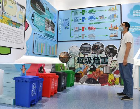 (miniature) Un habitant apprend le tri des d&eacute;chets dans l'arrondissement de Haidian