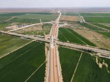 (miniature) Photo aérienne d'une autoroute en construction traversant le désert dans la région autonome ouïgoure du Xinjiang (nord-ouest de la Chine)