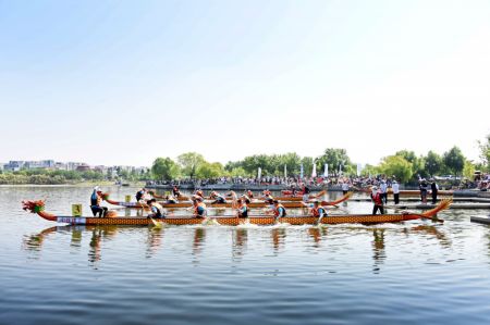 (miniature) Des participants s'affrontent lors d'une course de bateaux-dragons