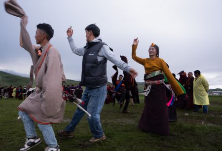 (miniature) Des habitants exécutent une danse de Guozhuang dans une prairie du district de Baiyu de la préfecture autonome tibétaine de Garze