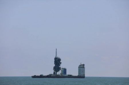 (miniature) Lancement de satellites de la famille Jilin-1 Gaofen par une fusée porteuse Longue Marche-11 depuis une plate-forme en mer de Chine orientale