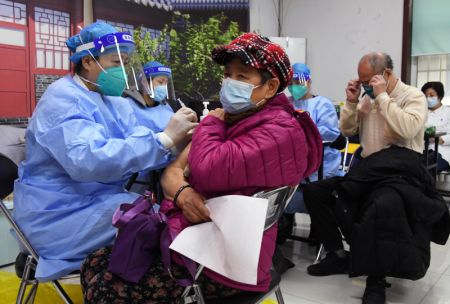 (miniature) Le personnel médical injecte des rappels du vaccin contre la COVID-19 à des résidents sur un site de vaccination temporaire à Beijing