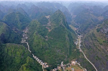 (miniature) Photo aérienne des routes de montagne dans le bourg de Dongmiao du district autonome Yao de Du'an