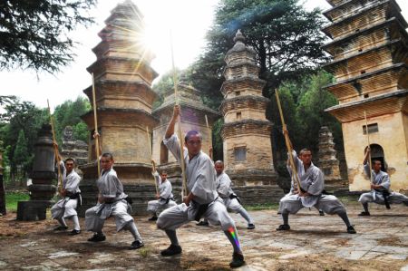 (miniature) Des moines Shaolin pratiquent les arts martiaux dans le temple Shaolin à Dengfeng