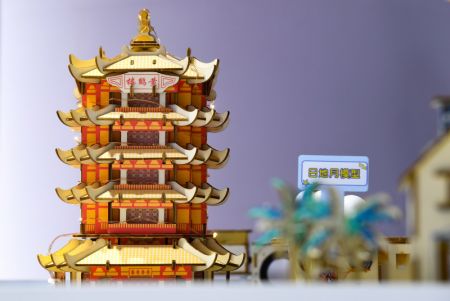 (miniature) Des modèles réduits présentés à la première Exposition internationale des produits de consommation de Chine