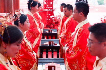 (miniature) Des couples assistent à une cérémonie traditionnelle de mariage organisée à Guiyang