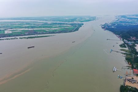(miniature) Photo aérienne de la confluence du lac Poyang (à droite) et du fleuve Yangtsé dans le district de Hukou
