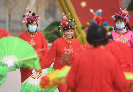 (miniature) Des artistes folkloriques pr&eacute;sentent une danse traditionnelle dans le bourg de Jinghe de la ville de Hejian