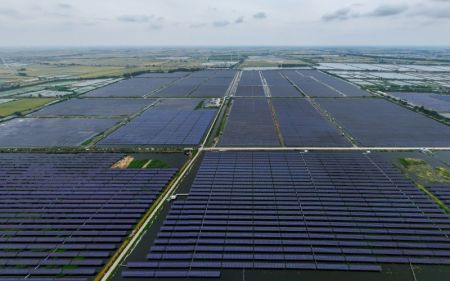 (miniature) Photo prise par un drone d'un projet d'énergie photovoltaïque à Yangzhou