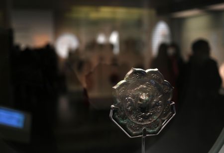 (miniature) Photo prise dans une salle d'exposition de miroirs en bronze chinois anciens au Musée national de Chine à Beijing