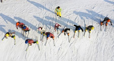 (miniature) Photo aérienne de gens faisant du ski dans une station de sports d'hiver