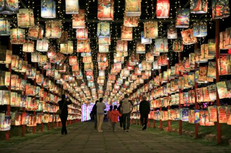 (miniature) Photo d'un spectacle de lumières dans un quartier touristique de Yuhuan