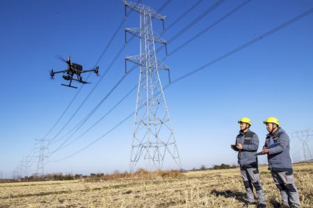 (miniature) Des techniciens inspectent les lignes de transmission à l'aide d'un drone à Hefei