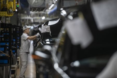 (miniature) Un ouvrier travaille sur une chaîne de montage de la société Dongfeng Motor Corporation