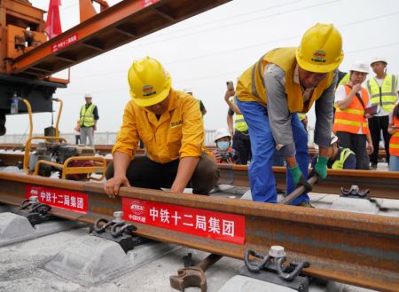 (miniature) Des ouvriers posent des rails sur le chantier de construction du chemin de fer interurbain Beijing-Xiongan dans la Nouvelle Zone de Xiongan