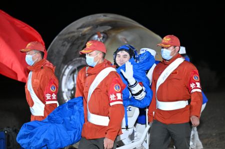 (miniature) L'astronaute Ye Guangfu à l'extérieur de la capsule de retour du vaisseau spatial habité Shenzhou-18 sur le site d'atterrissage de Dongfeng