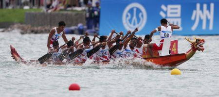 (miniature) L'équipe indonésienne lors de la finale du 500m hommes des bateaux-dragons aux 19es Jeux asiatiques à Wenzhou