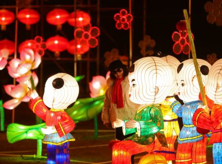 (miniature) Des personnes visitent une exposition de lanternes pour célébrer le Nouvel An lunaire chinois