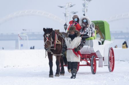 (miniature) Des touristes s'amusent sur le fleuve Songhua gel&eacute; dans un parc d'attractions de neige et de glace &agrave; Harbin