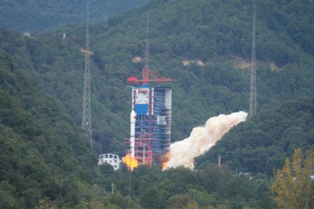 (miniature) Une fusée porteuse Longue Marche-2C transportant les satellites du groupe Yaogan-43 03 décolle du Centre de lancement de satellites de Xichang