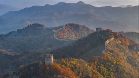 (miniature) Photo aérienne prise par un drone montrant une section de la Grande Muraille à Zunhua