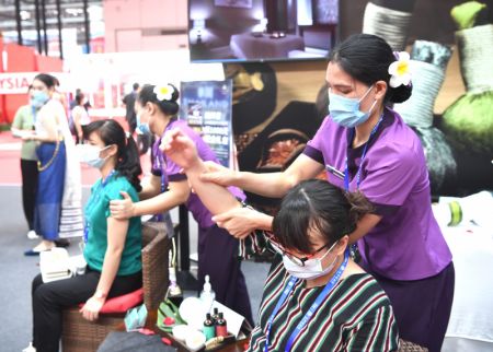 (miniature) Des visiteurs font l'exp&eacute;rience d'un massage de style tha&iuml;landais dans le pavillon de la Tha&iuml;lande lors de la 18e Exposition Chine-ASEAN &agrave; Nanning