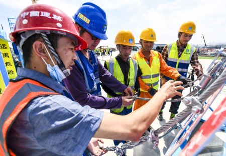 (miniature) Yang Hong (1er &agrave; gauche)