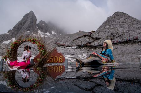 (miniature) Des touristes visitent le site pittoresque du mont Yulong enneigé