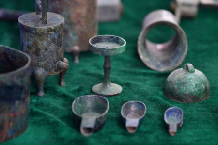 (miniature) Des reliques culturelles ont été déterrées d'un grand mausolée situé dans le village de Jiangcun