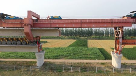 (miniature) Le chantier de construction du chemin de fer interurbain reliant Beijing