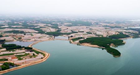 (miniature) Vue aérienne du réservoir de Qingfengling dans le district de Juxian à Rizhao