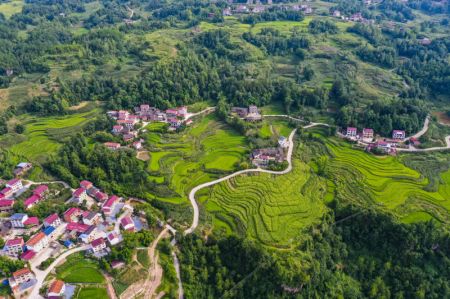 (miniature) Photo aérienne montrant des paysages du village de Bayi dans l'arrondissement de Wanzhou à Chongqing (sud-ouest de la Chine)