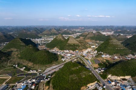 (miniature) Photo aérienne des collines en forme de pyramide dans le district d'Anlong de la province du Guizhou