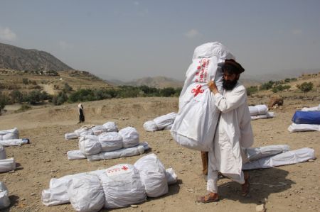 (miniature) Photo prise le 2 juillet 2022 montrant un Afghan transportant des fournitures de secours pour le tremblement de terre données par la Chine dans la province afghane de Paktika (est)