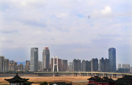 (miniature) Les avions d'une équipe sud-africaine de voltige aérienne laissent des traînées de fumée lors de leur spectacle au-dessus du centre de Nanchang