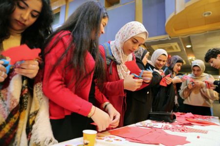 (miniature) Des étudiants égyptiens apprennent à découper du papier lors d'un événement culturel pour la prochaine fête du Printemps au Centre culturel chinois du Caire