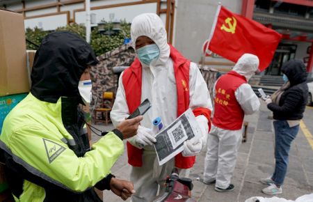 (miniature) Des gens scannent leurs codes de santé à un point de contrôle de l'épidémie dans un quartier de Wuhan