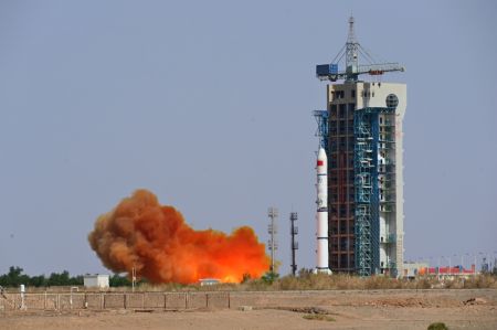 (miniature) Une fus&eacute;e porteuse Longue Marche-2C d&eacute;colle depuis le Centre de lancement de satellites de Jiuquan