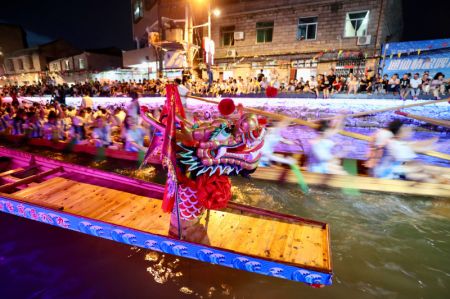 (miniature) Une course nocturne de bateaux-dragons est organis&eacute;e pour c&eacute;l&eacute;brer la f&ecirc;te des Bateaux-Dragons dans le village de Sanxi