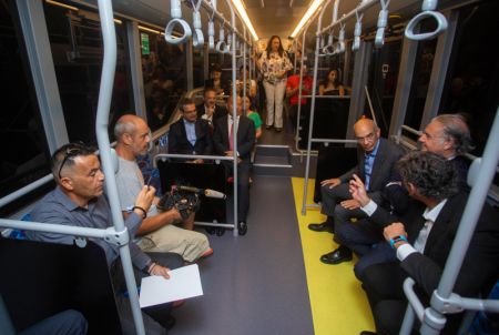 (miniature) Des passagers effectuent un parcours d'essai &agrave; bord d'un bus &eacute;lectrique de fabrication chinoise &agrave; Nicosie