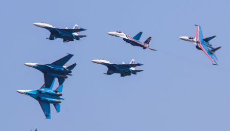 (miniature) Des avions de chasse de l'équipe de voltige Russian Knights au salon Airshow China