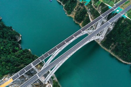 (miniature) Photo aérienne montrant une section d'une autoroute reliant le district de Jianhe et le district de Liping dans la province chinoise du Guizhou (sud-ouest)