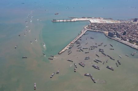(miniature) Photo aérienne de bateaux de pêche dans la baie de Quanzhou